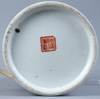 BORDSLAMPA, porslin, Kina, 1900-tal.