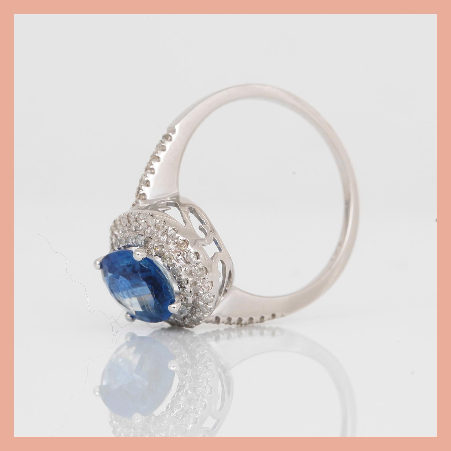 RING, 14K vitguld med ovalslipad safir, ca 1,57 ct, och åttkantslipade diamanter. Total vikt ca 3,33 g.