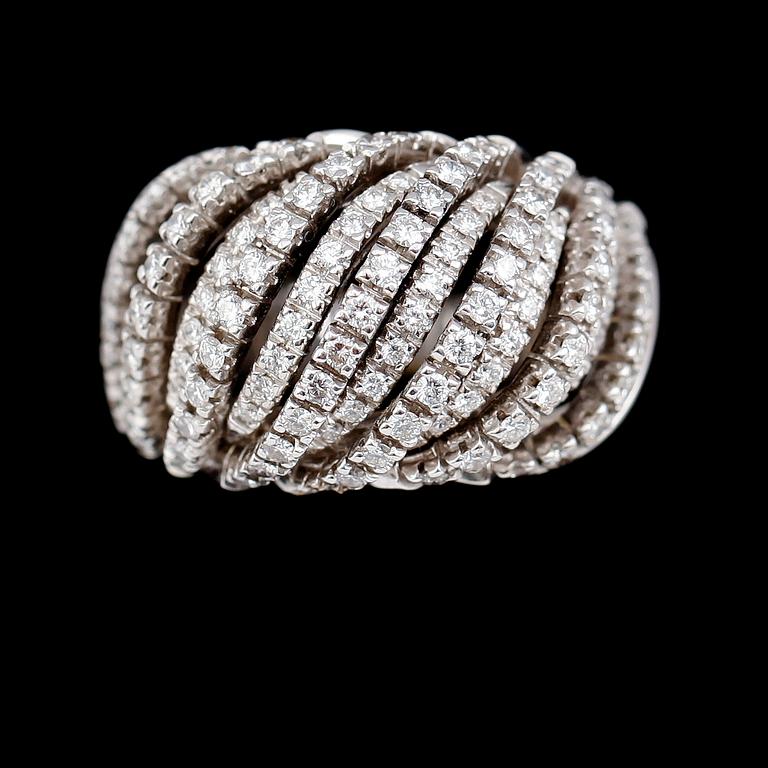 RING, 18 k vitguld, briljantslipade diamanter tot ca 1.50 ct. Total vikt ca 19 g.