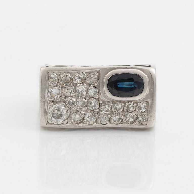 An 18K whit gold ring set with a sapphire and old- and eight-cut diamonds.