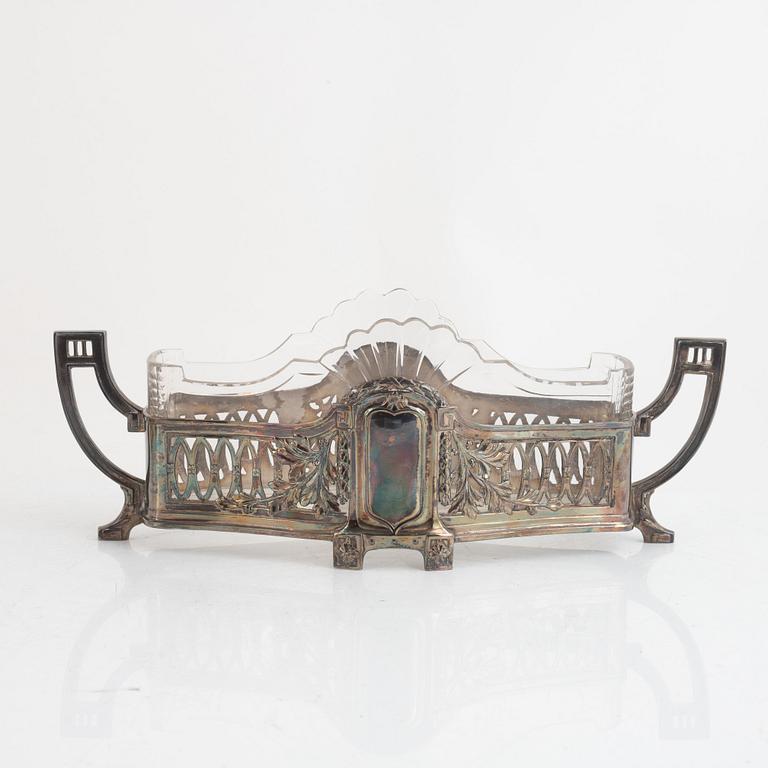 An Art Nouveau silver-plate jardinière, ealry 20th century.