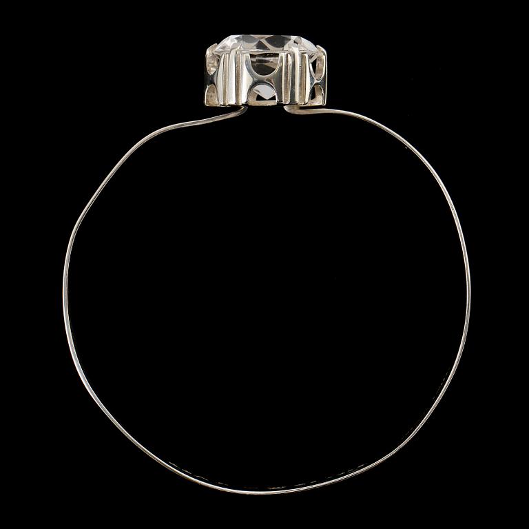 ARMRING, sterlingsilver med bergkristall, Åke Lindström för Bengt Hallberg, Kiruna, 1974. Vikt 16 g.