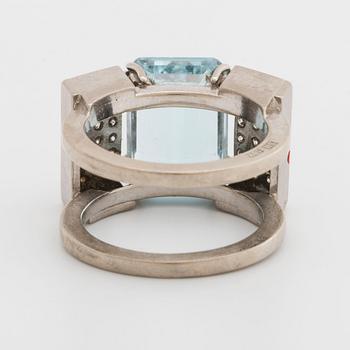 RING 18K whitegold w 1 topaz approx 14 x 11 mm and 36 brilliant-cut diamonds approx 0,60 ct.