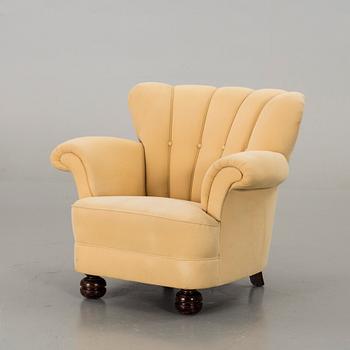 A 1930/40'S ARMCHAIR.