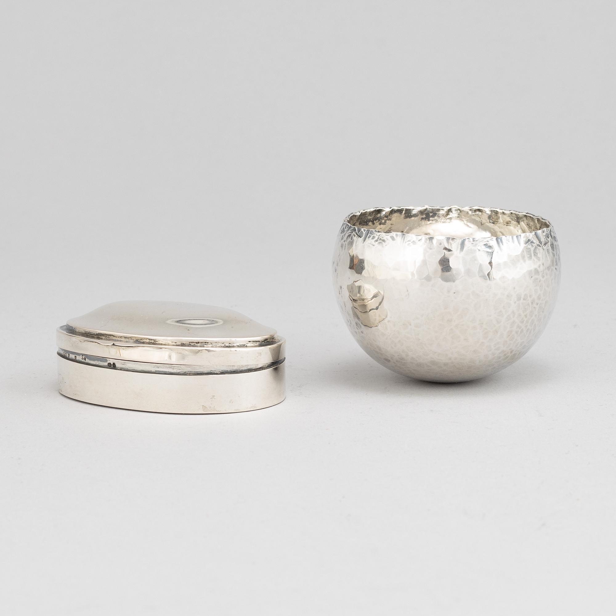 A Ray Urban silver tumbler and a 20th century parcel-gilt silver snuff box, with Swedish import marks.
