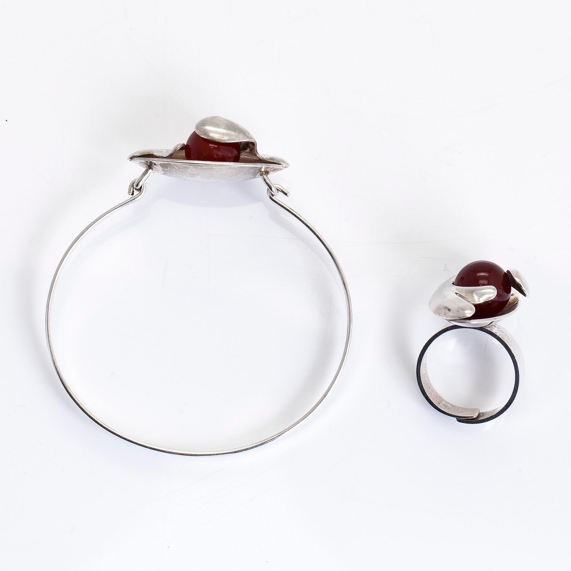 Elis Kauppi, armring och ring, sterlingsilver och kalcedon, Kupittaan Kulta, Åbo.
