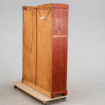 BOKSKÅP, 1900-talets första hälft.