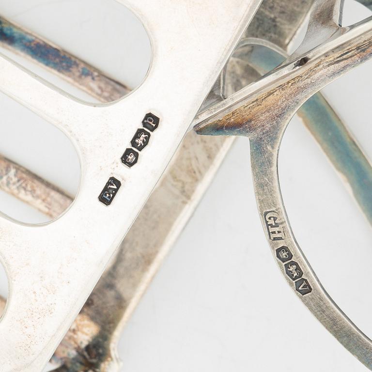 Toastrack, 2 st, silver, Viner's Ltd, Sheffield 1932, samt Harrison Brothers & Howson, Sheffield 1938.