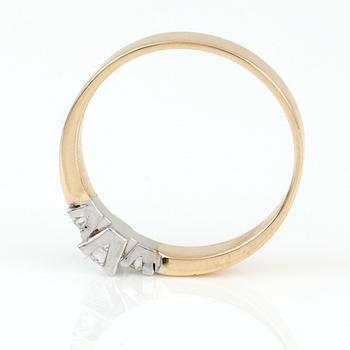 RING, tvåfärgad 14K guld med briljantslipade diamanter, tot ca 0,33 ct. Vikt ca 2,50 g.