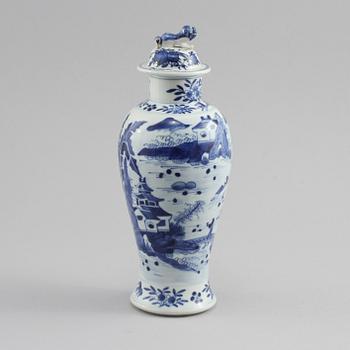 LOCKURNA, porslin, Kina, 1900-tal.
