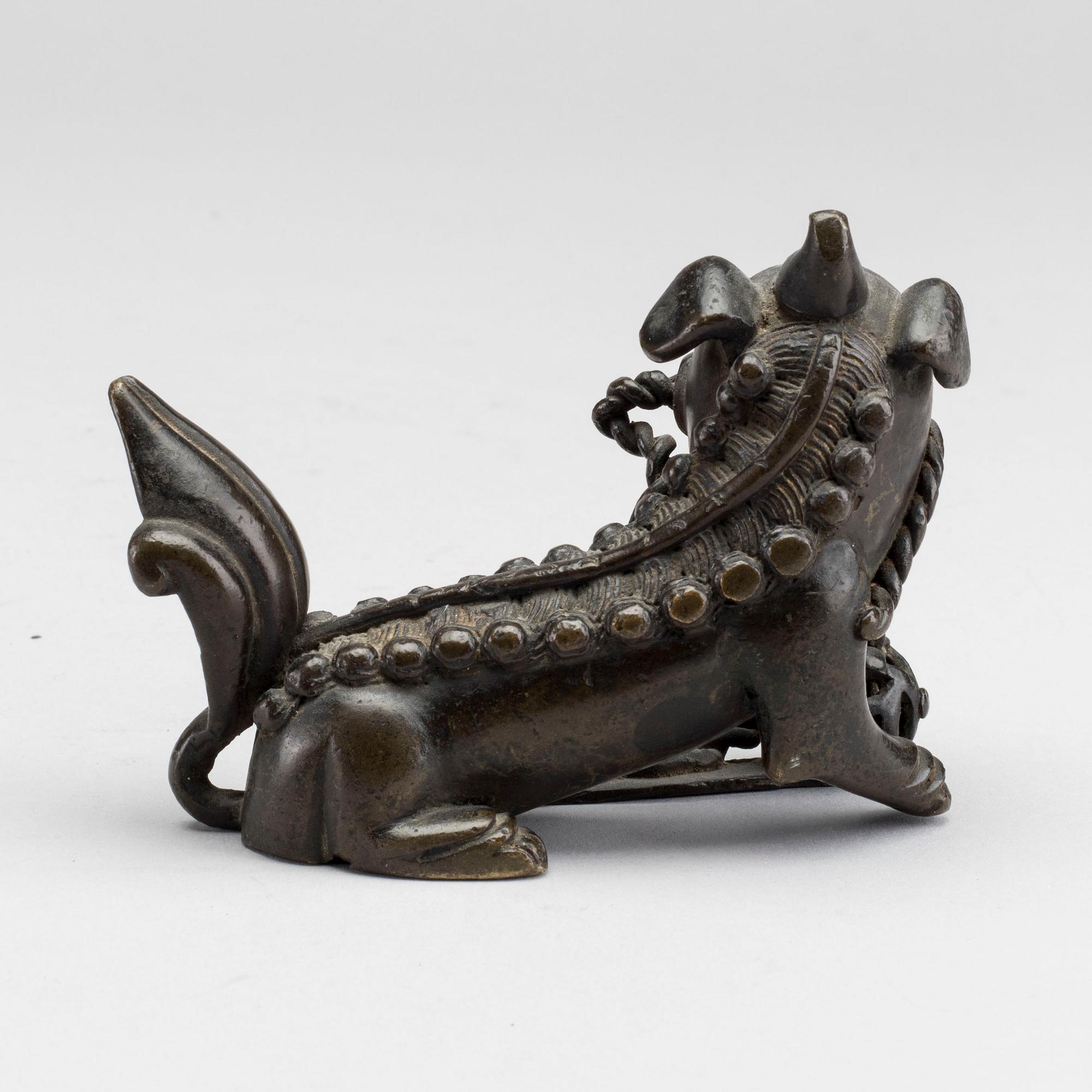 FOHUND, Kina omkring 1900 patinerad brons.