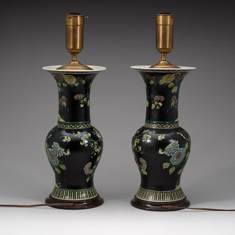 VASER/BORDSLAMPOR, ett par, porslin. Qingdynastin, 1800-tal.