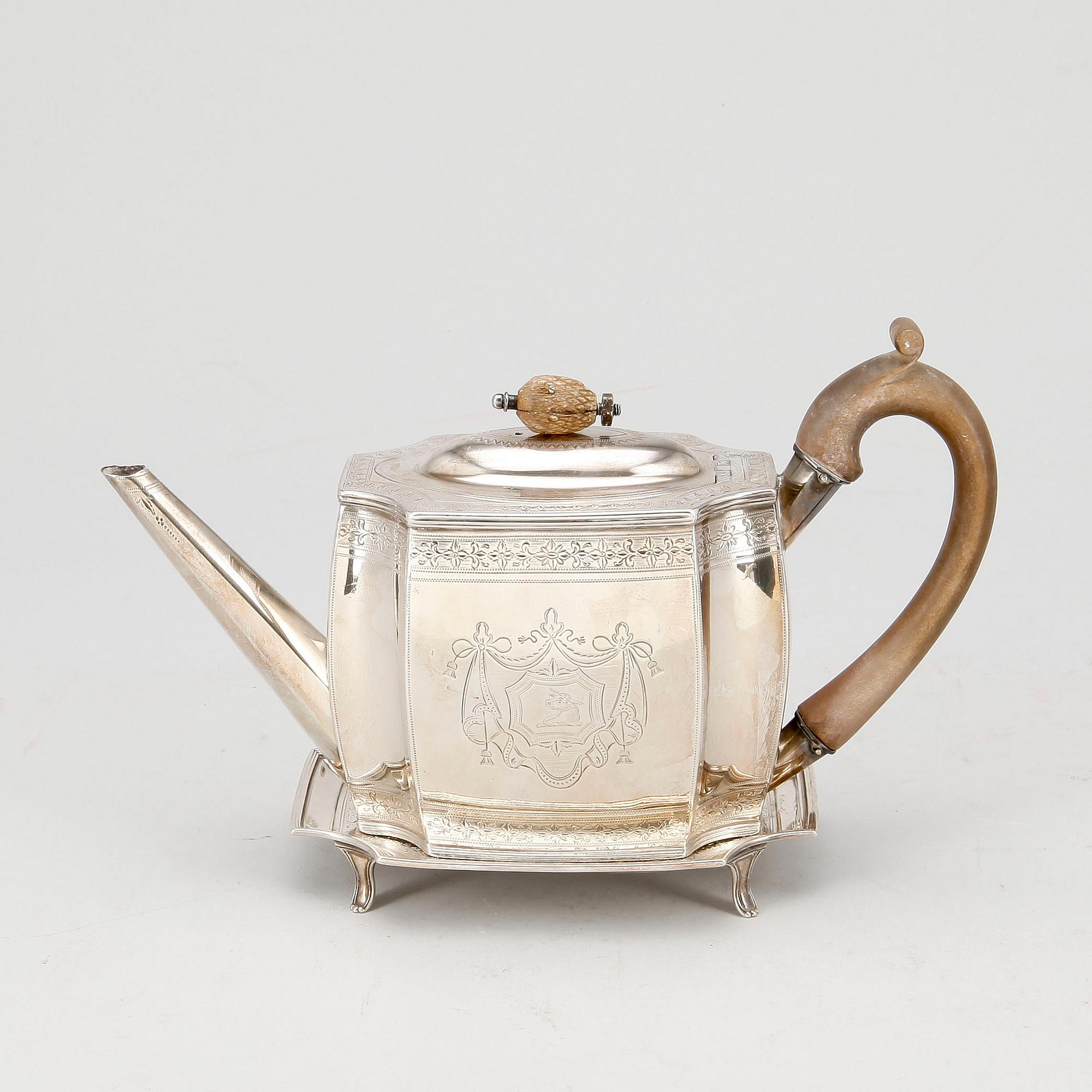 TEKANNA med FAT, silver, "WS", London, 1831-32. Total vikt ca 579g.