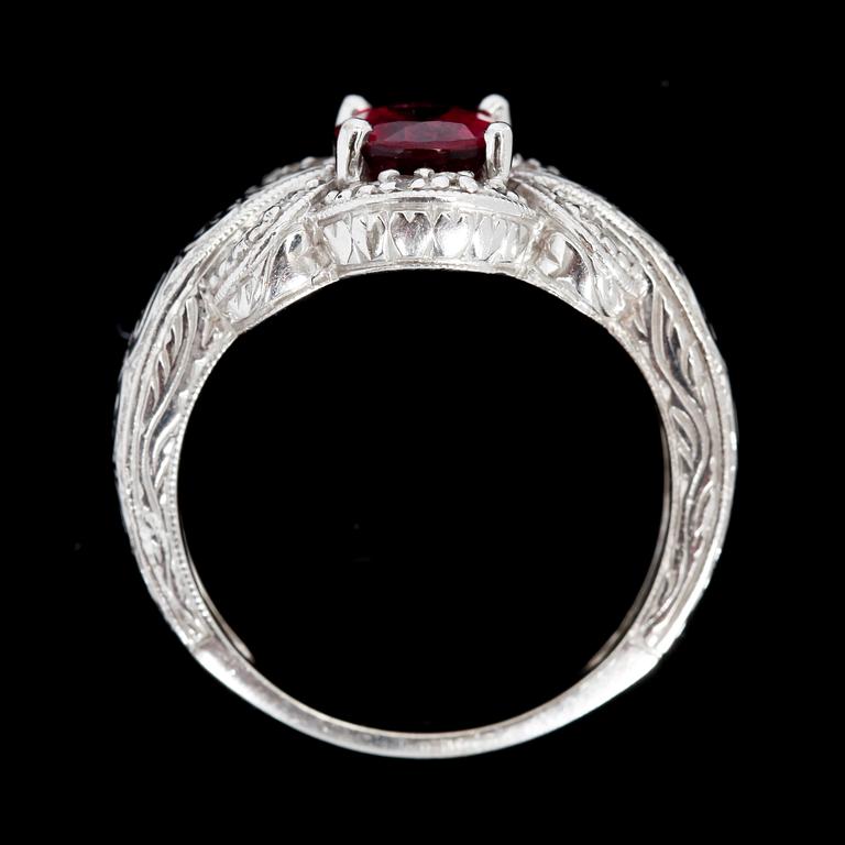 RING, 14k vitguld med små diamanter och röd Topaz. Vikt 6,7 g.