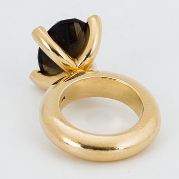 RING, 18K guld med fasettslipad rökkvarts, "Vanity", Bengt Hallberg, Köping.