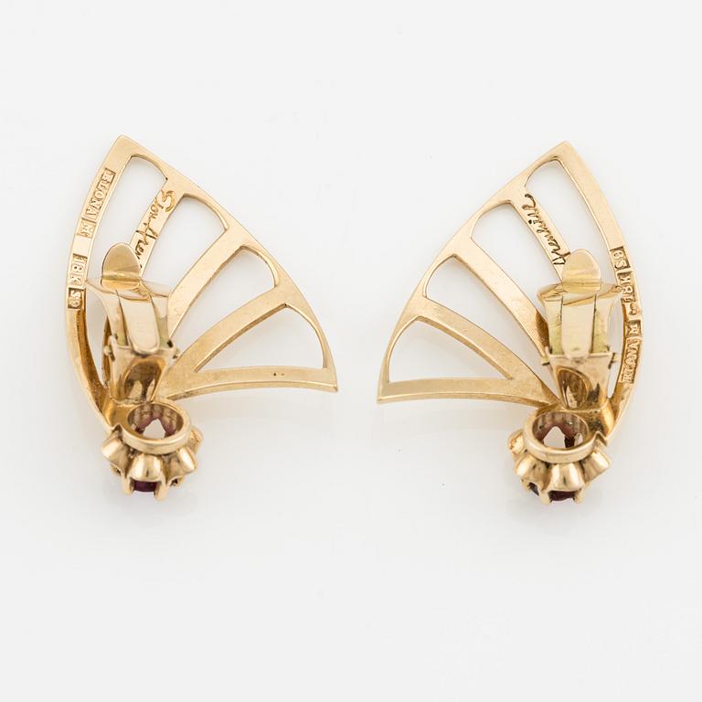 Örhängen, Elon Arenhill, ett par, 18K guld med röda fasettslipade stenar.