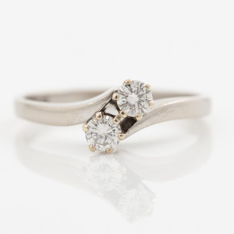 Ring 18K white gold with round brilliant-cut diamonds.