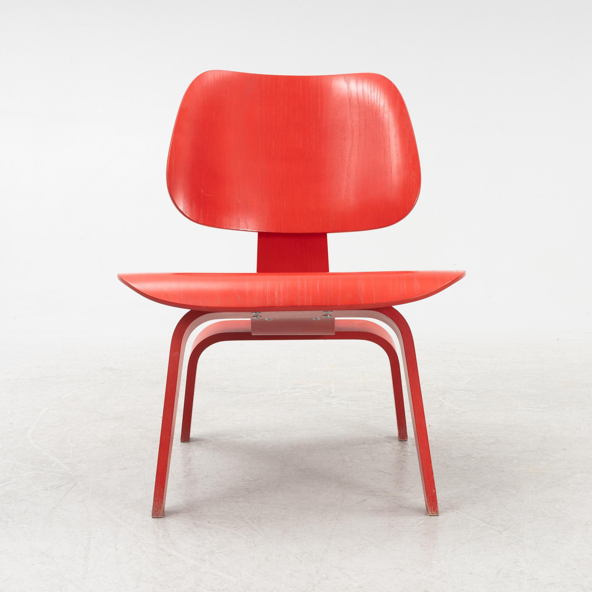 Charles & Ray Eames, fåtölj, "LCW", Vitra, daterad 2003.