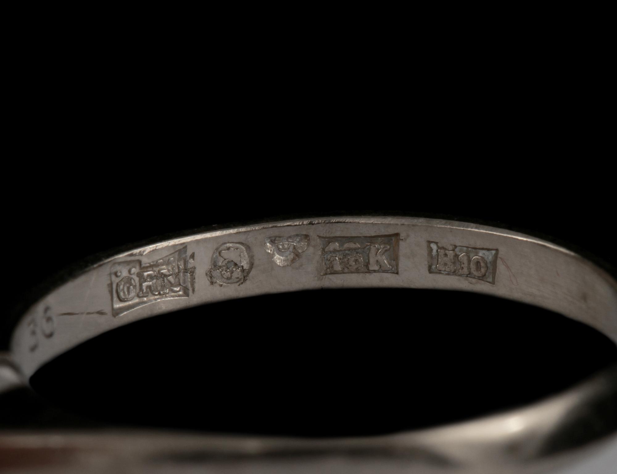 RING, 18k vitguld med briljantslipad diamant, 0.36 ct, Örns Juvelatelje, Göteborg, 1982. Vikt 3 g.