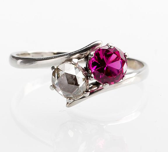 RING, 18 k vitguld med diamant ca 0.50 ct samt rubin ca 0.55ct. Lundström Göran, Piteå, 1939. Vikt ca 3,6 g.