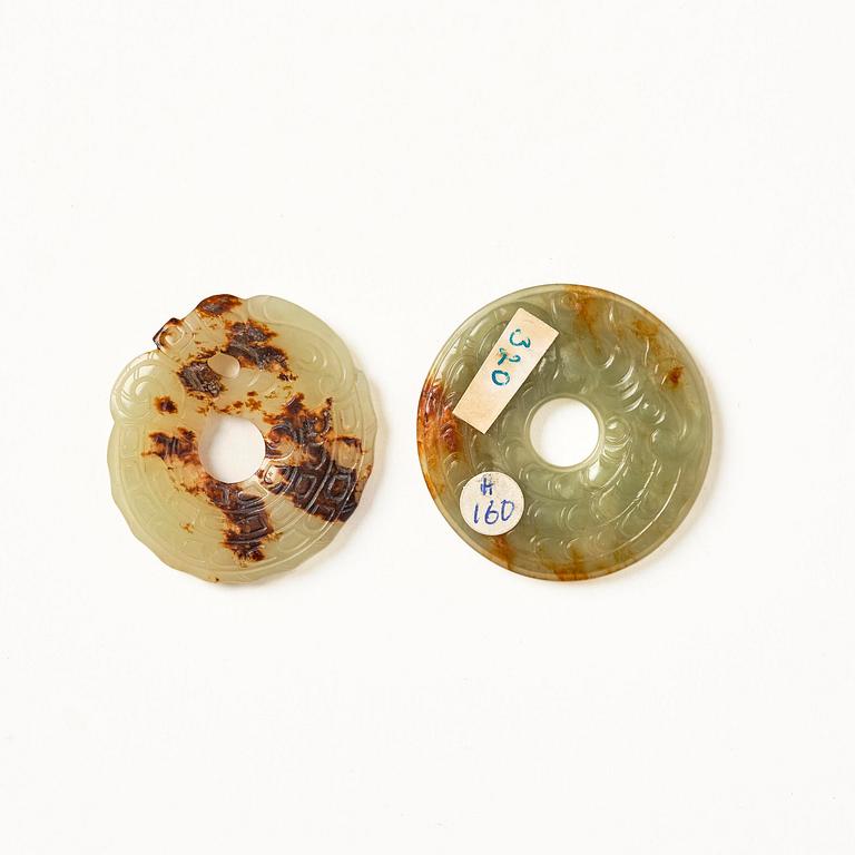 A group of carved nephrite and jade ornaments, China, Qing dynasty and older. (8 pieces).