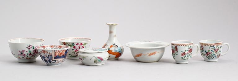 ORIENTALISK KERAMIK, 8 delar, 1700-/1800-tal.