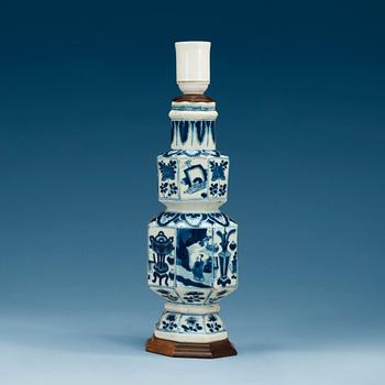 A blue and white vase, Qing dynasty, Kangxi (1662-1722).