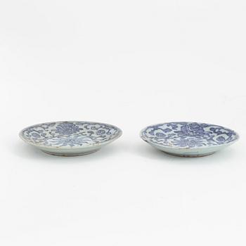 A group of 24 similar Chinese porcelain dishes, late Qing dynasty, 19th/20th Century.