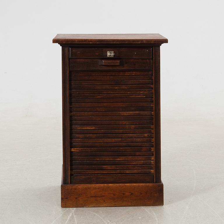 Jalusiskåp, 1900-talets första hälft.