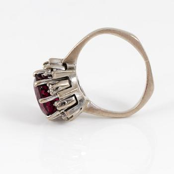 RING, 18K vitguld med fasetterad granat tot ca 3,68 cts omgiven av briljantslipade diamanter tot ca 0,4 ct. Vikt 6,91 g.