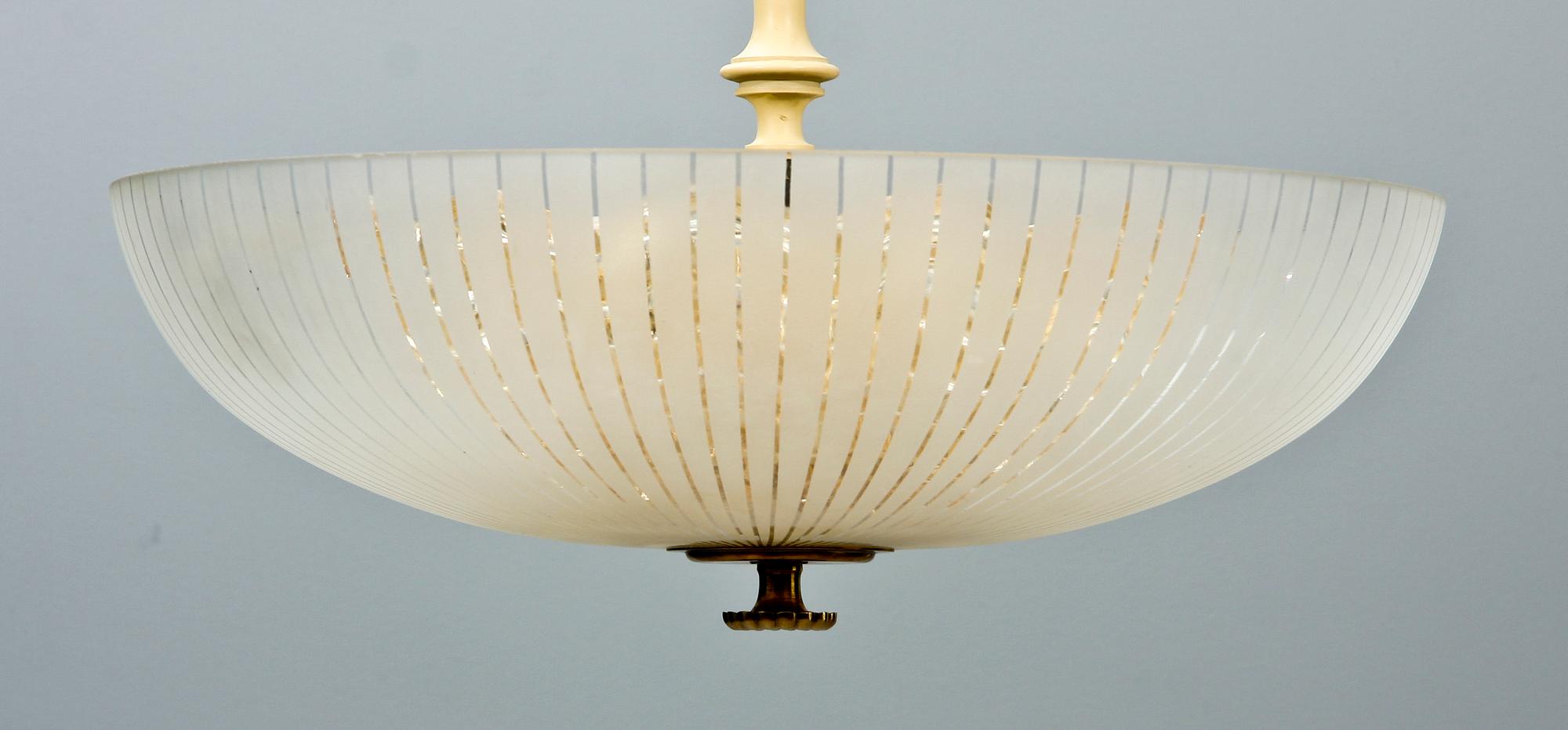 TAKLAMPA, glas. Orrefors. 1900-talets andra hälft. Diam 53, h ca 70.