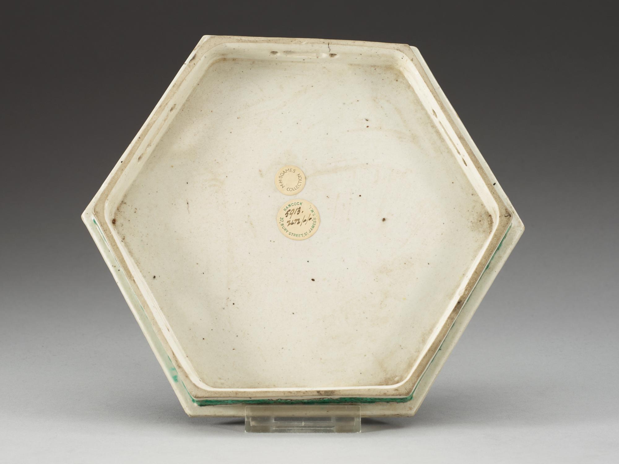 A famille verte stand, Qing dynasty, Kangxi (1662-1722).