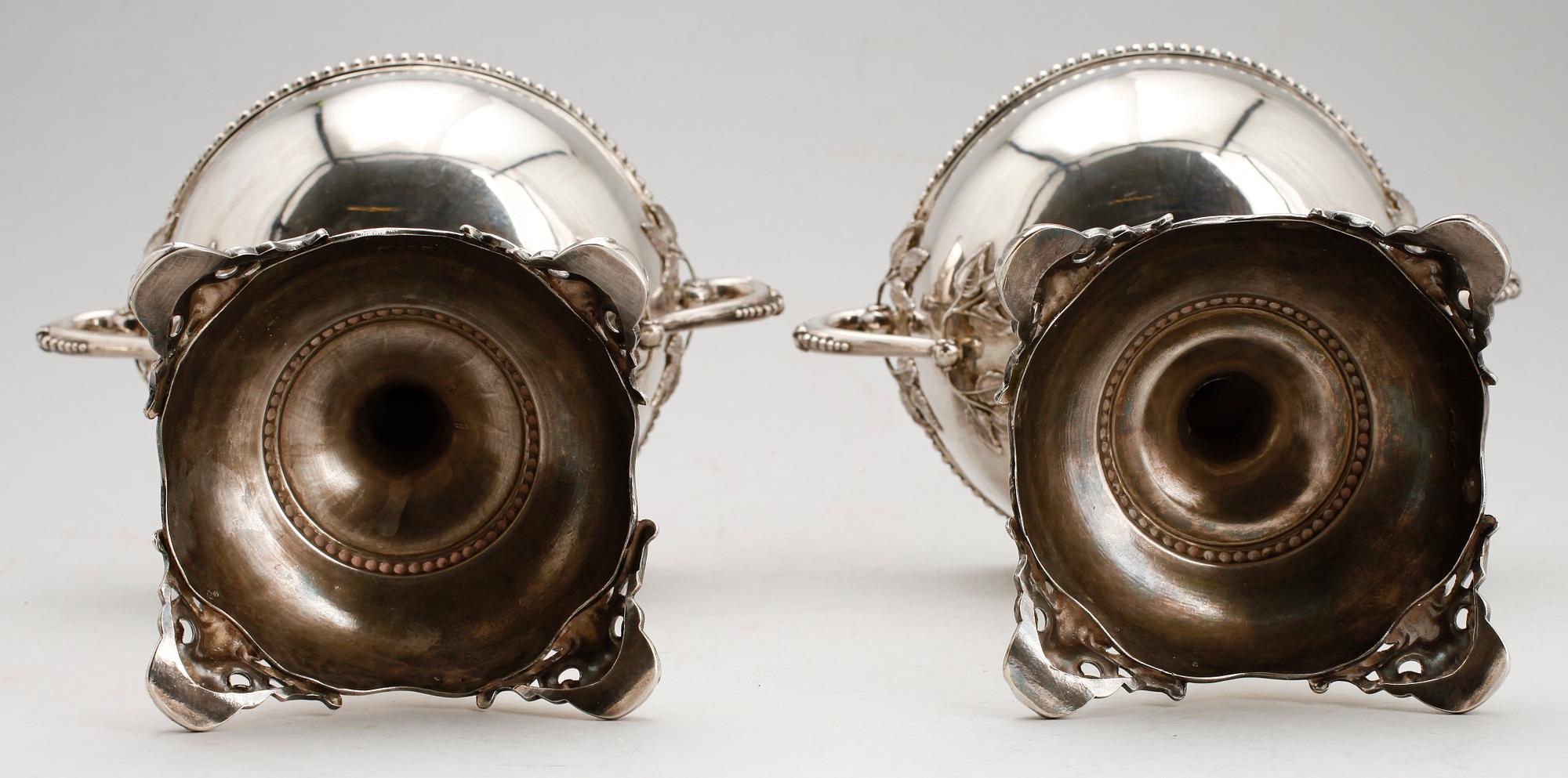 STRÖSOCKERSKÅLAR, 1 par, silver, Gustaf Möllenborg, Stockholm 1891. Vikt ca 1597 g.