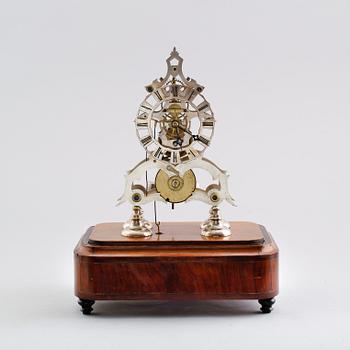 BORDSPENDYL, s k skeletonclock, pendel märkt C Gullberg, med spelverk, omkring år 1900.