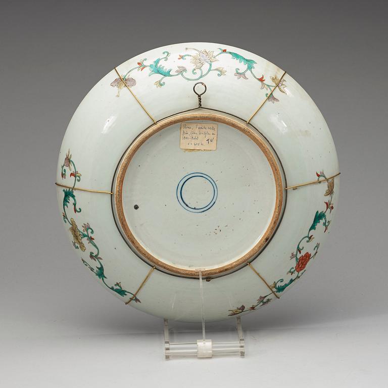 A large famille verte dish, Qing dynasty, 19th Century.