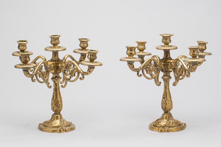 KANDELABRAR, ett par, rokokostil. 1900-talets andras hälft.