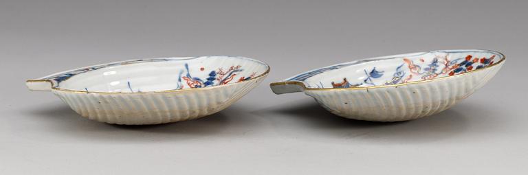 SMÖRSNÄCKOR, ett par, porslin. Qing dynastin, Kangxi (1662-1722).