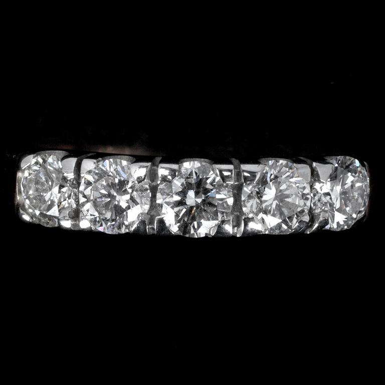 RING, 14K guld. 5 briljantslipade diamanter, 1.00 ct. Vikt 3,9 g.