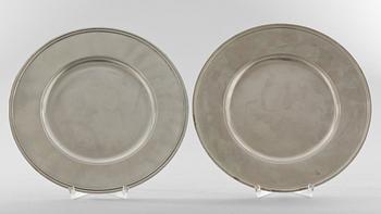 TALLRIKAR, 2 st, sterlingsilver, Borgila, Stockholm, 1934 och 1938, vikt ca 1150g.