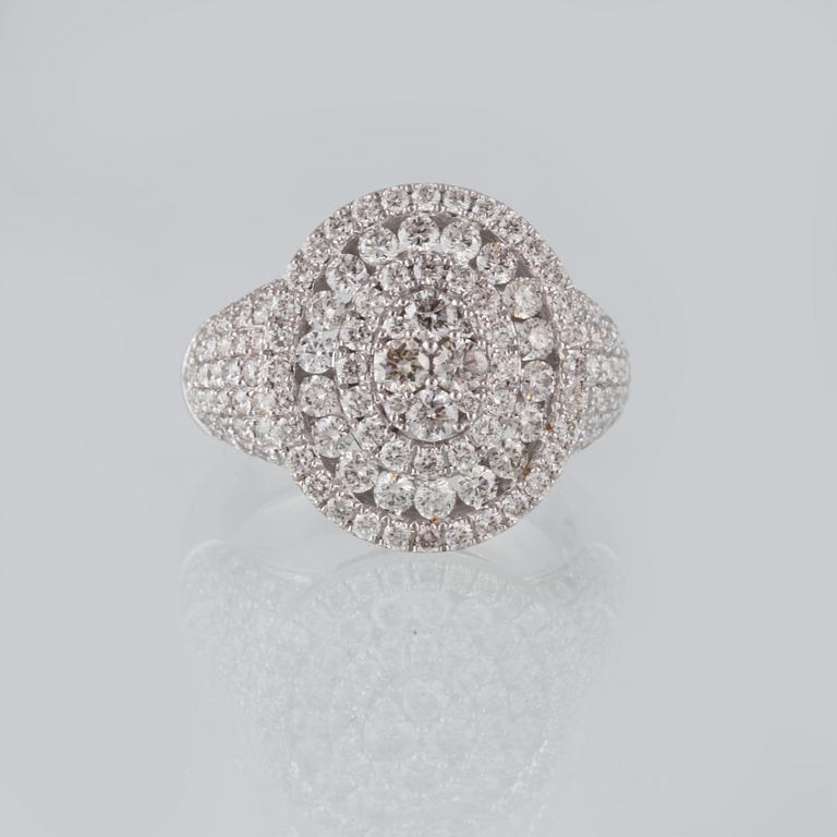 RING, 18K vitguld med 150 briljantslipade diamanter 2.32 ct. Vikt 9,1 gram.