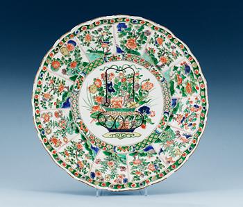 1566. A famille verte charger, Qing dynasty, Kangxi (1662-1722).