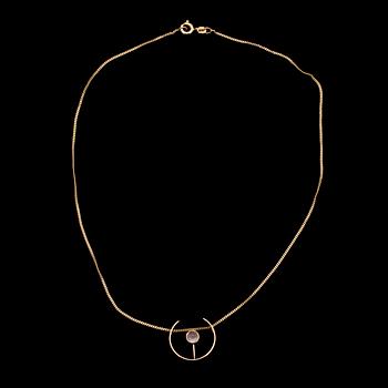 HÄNGE, guld 14K, cabochonslipad rosenkvarts. Elis Kauppi Kupittaan Kulta, Åbo 1961. Vikt 3,2 g.