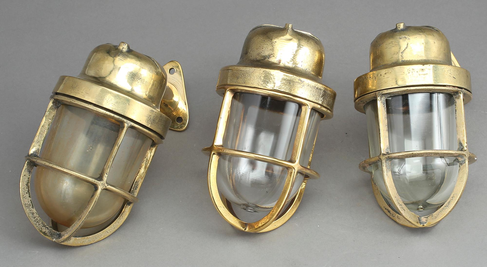 MÄSSBELYSNING, 1900-talets andra hälft. Mässing och glas.