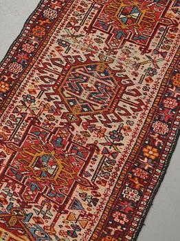 Gallerimatta, semiantik Karadja, ca 262 x 78 cm.