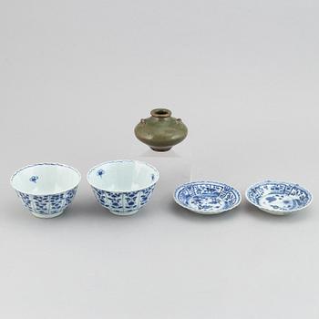 A group of four blue and white porcelain objects and a celadon green glazed jar, Qing dynasty, 18th century.