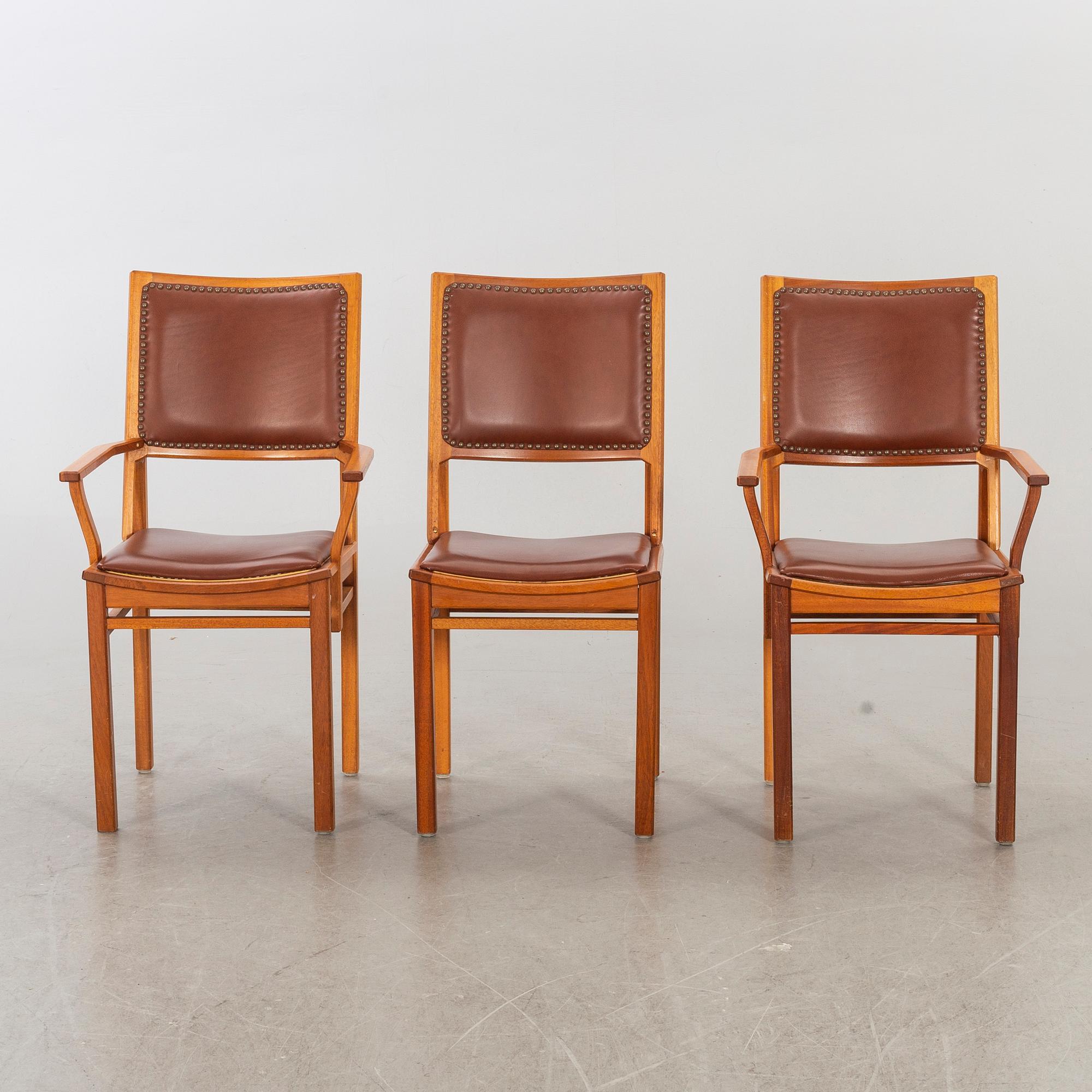 A DINNER TABLE MID 20TH CENTURY.