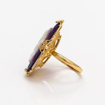 An 18K gold ring with a amethyst and MOP cameo.