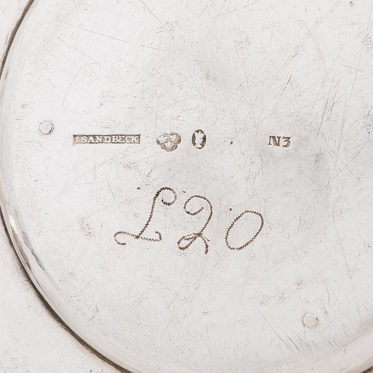 ISAAC SANDBECK, KASTIKEMALJA aluslautasella, hopeaa, Tukholma 1819.