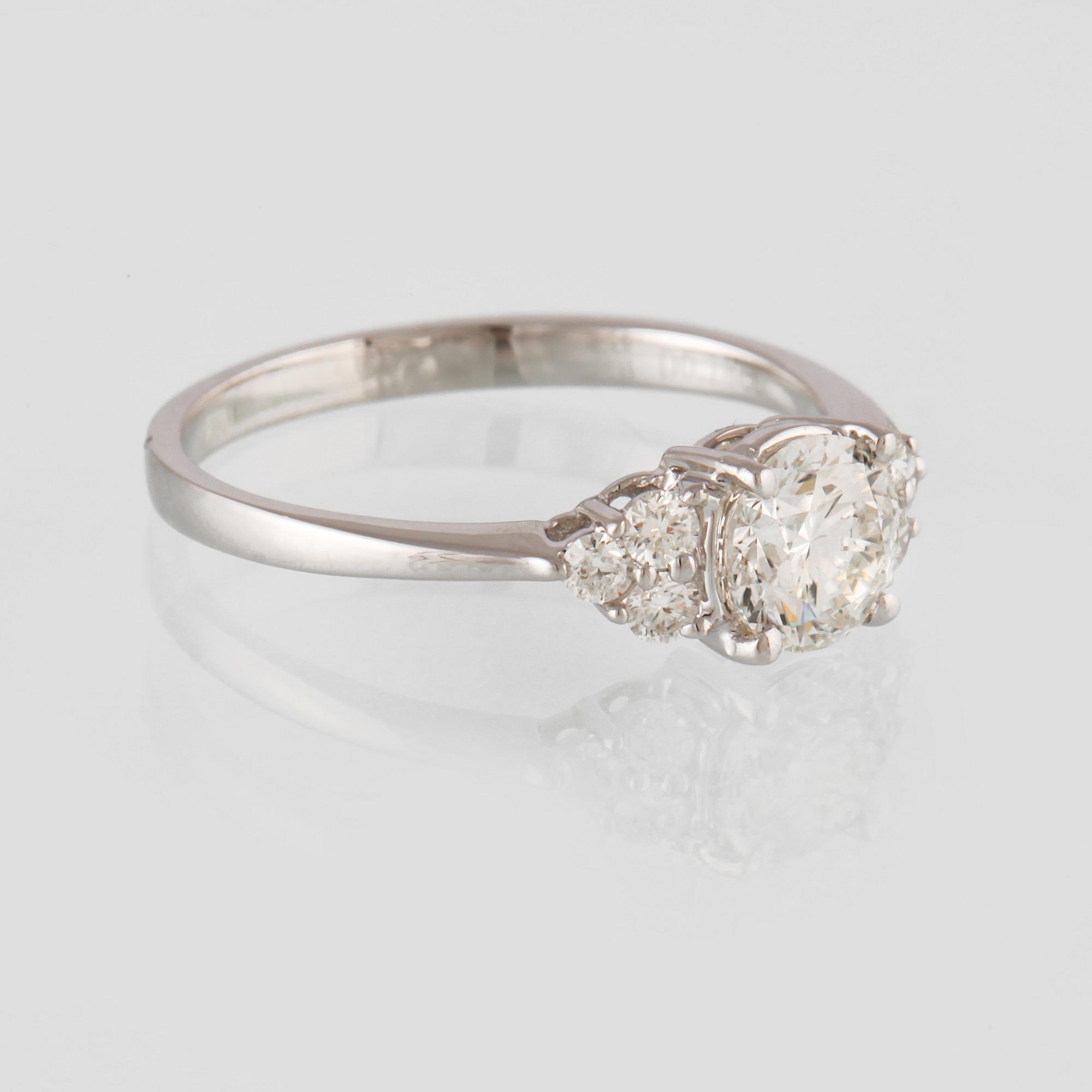 RING, 18K vitguld med en briljantslipad diamant 0.71 ct samt små briljantslipade diamanter 0.18 ct. Vikt 2,3 gram.