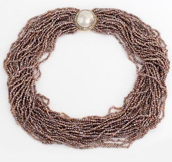 COLLIER, rosalila småpärlor, lås med diamanter och mabépärla.